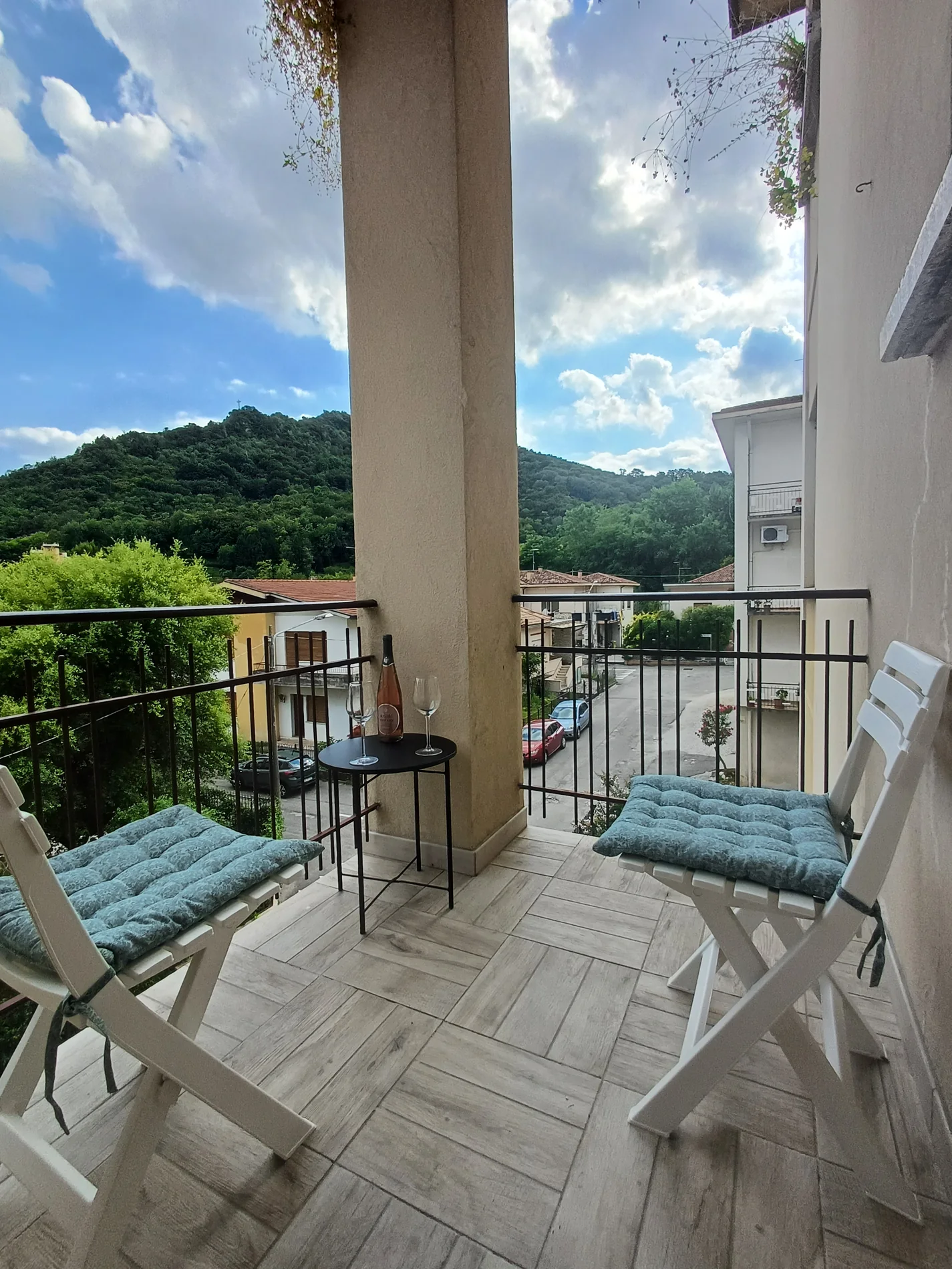 Balcone con vista sulle colline da Dolce Casa Vittorio Veneto