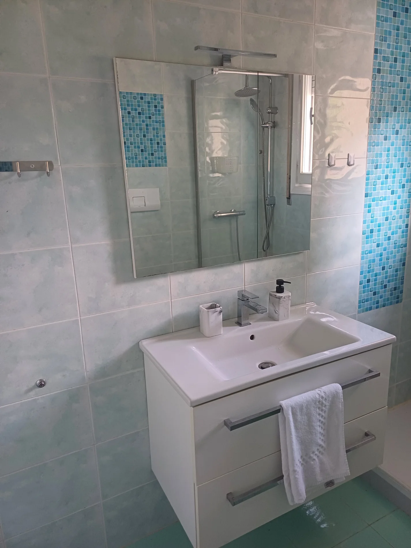 Doccia e lavabo del bagno